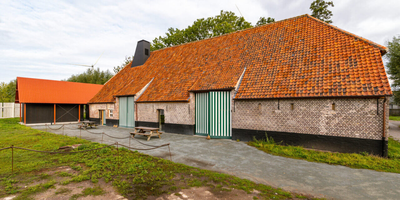 Fiets langs kreken vanuit de Huysmanhoeve (via de Eeklose poort naar het krekengebied).